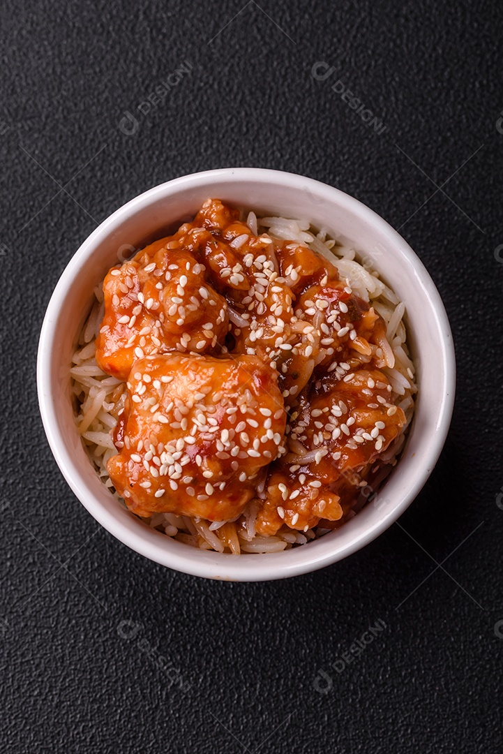 Tigela de comida frango frito alimento típico da culinária chinesa