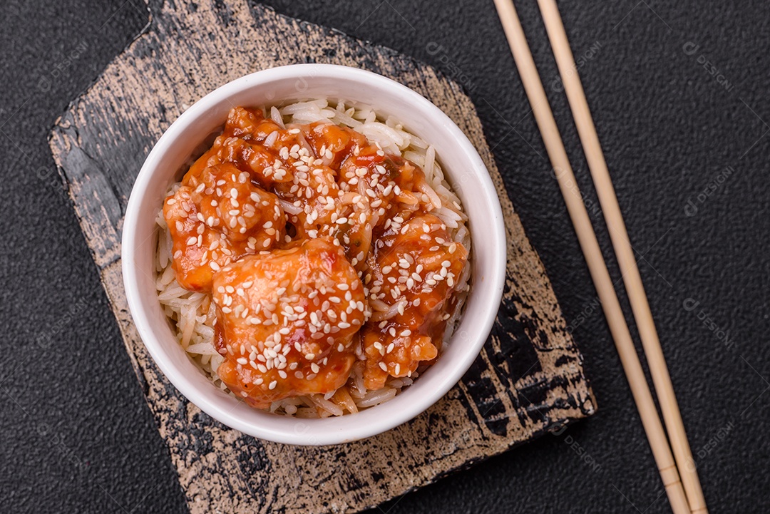 Tigela de comida frango frito alimento típico da culinária chinesa