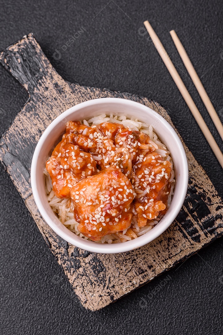 Tigela de comida frango frito alimento típico da culinária chinesa