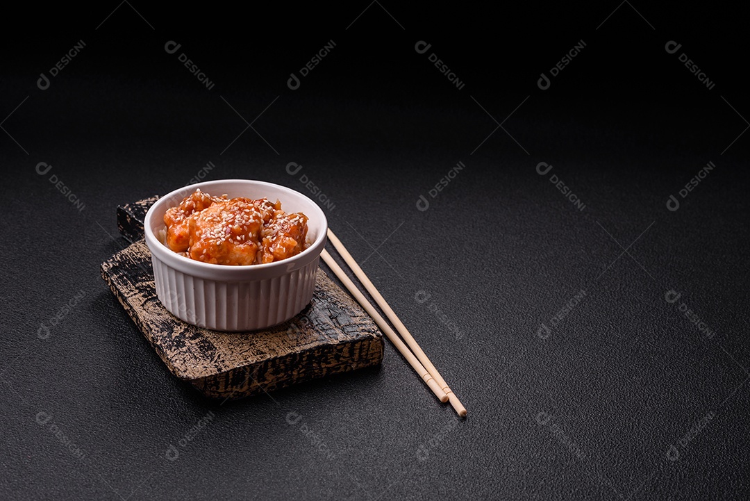 Tigela de comida frango frito alimento típico da culinária chinesa