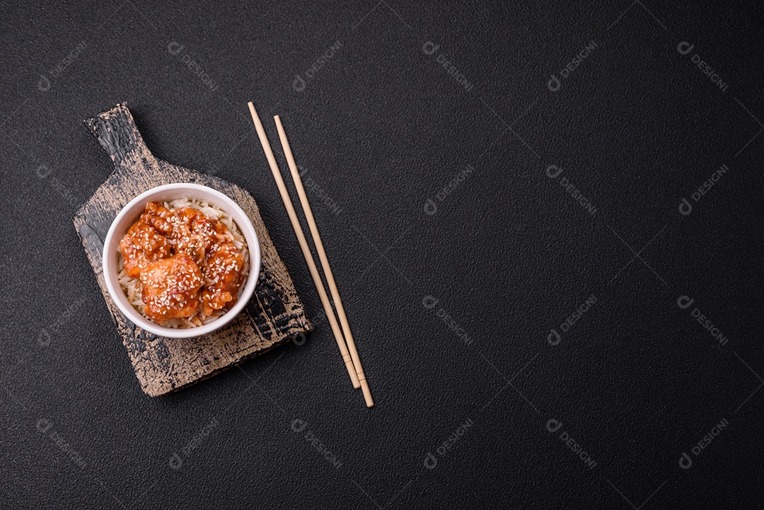 Tigela de comida frango frito alimento típico da culinária chinesa