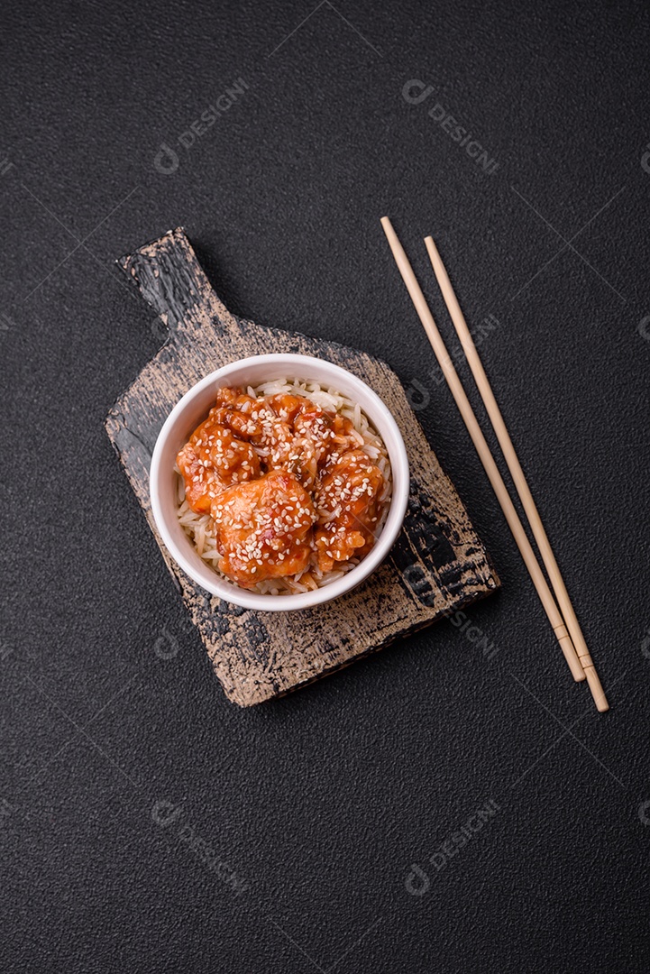 Tigela de comida frango frito alimento típico da culinária chinesa