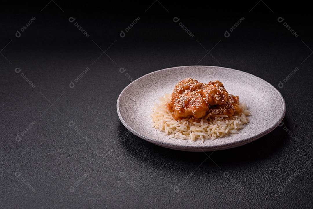 Prato de comida frango frito alimento típico da culinária chinesa