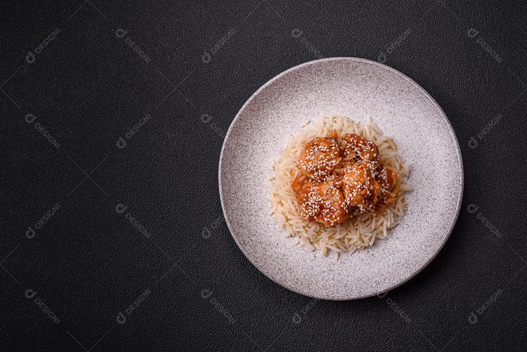 Prato de comida frango frito alimento típico da culinária chinesa