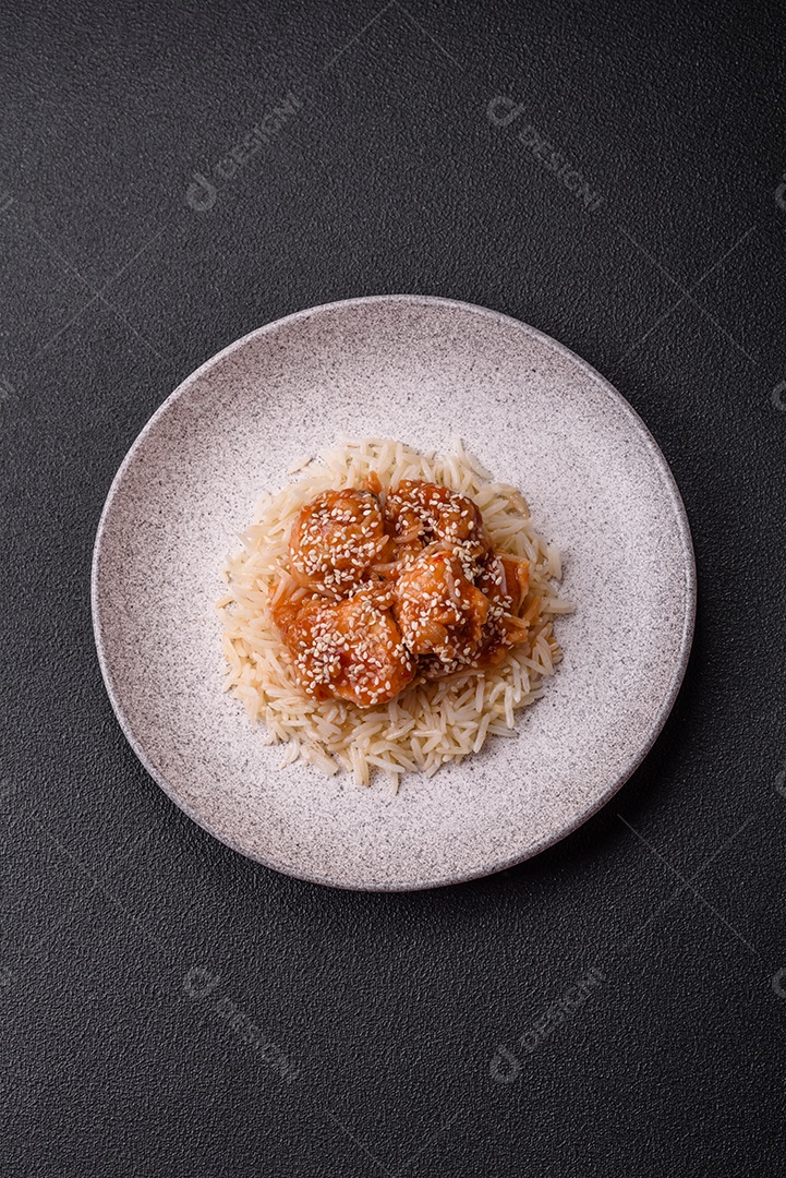 Prato de comida frango frito alimento típico da culinária chinesa
