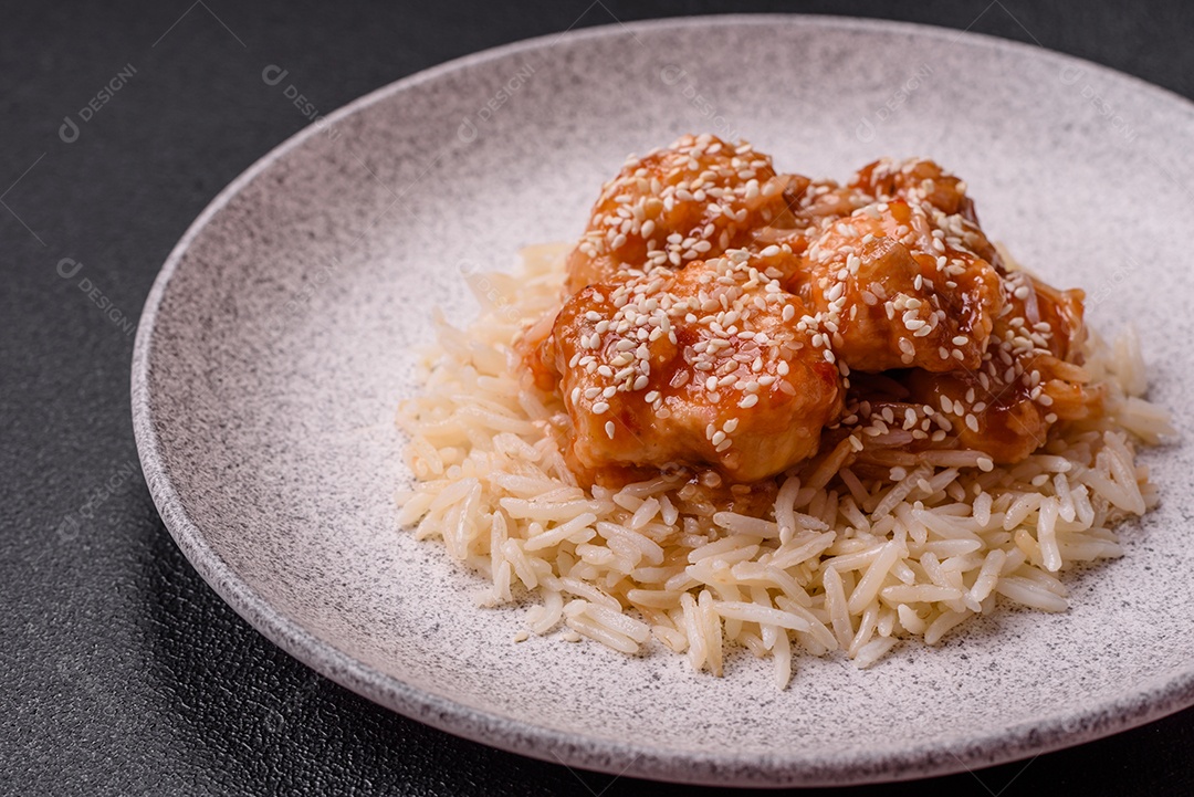 Prato de comida frango frito alimento típico da culinária chinesa