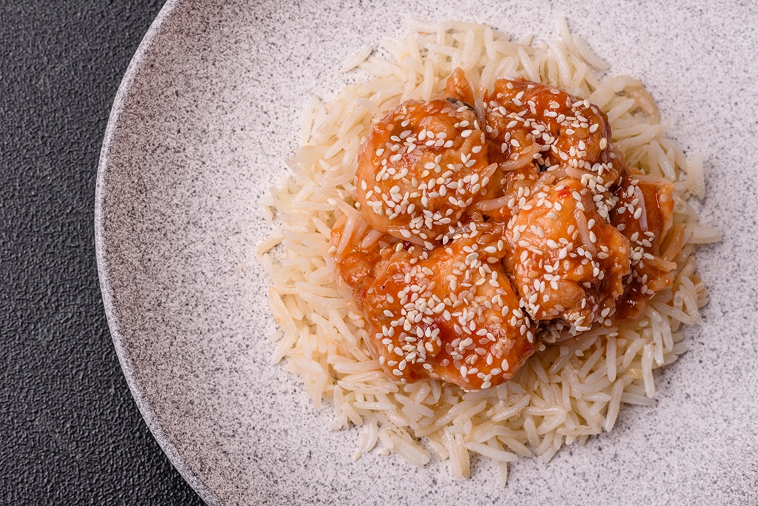 Prato de comida frango frito alimento típico da culinária chinesa