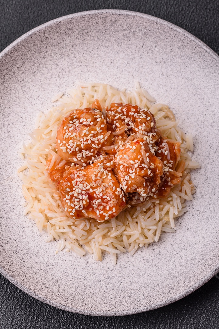 Prato de comida frango frito alimento típico da culinária chinesa