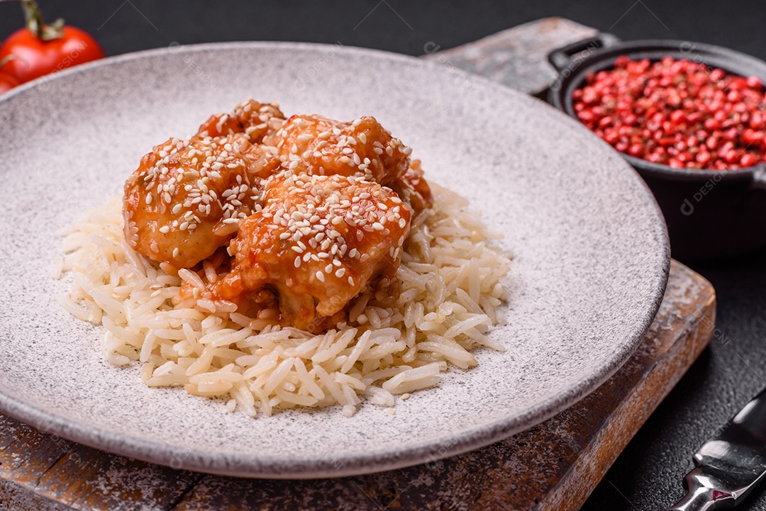 Prato de comida frango frito alimento típico da culinária chinesa