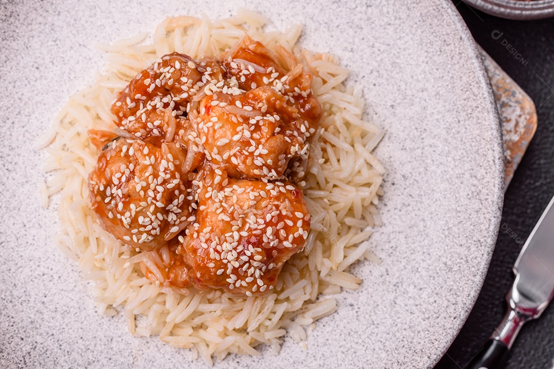Prato de comida frango frito alimento típico da culinária chinesa