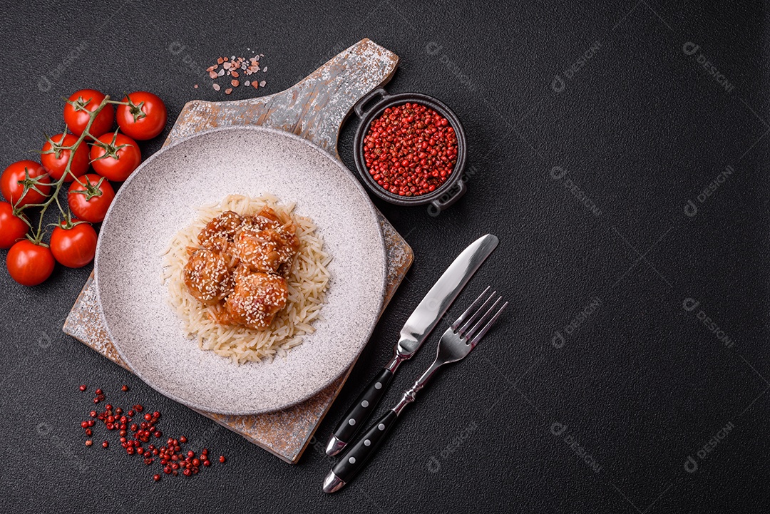 Prato de comida frango frito alimento típico da culinária chinesa
