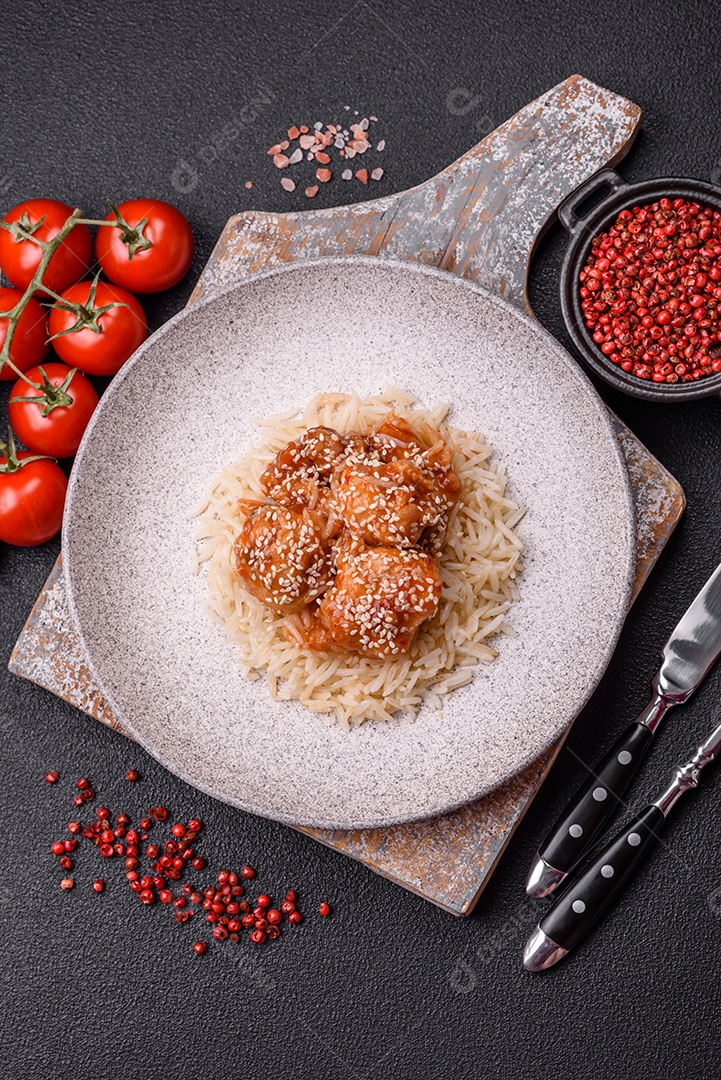 Prato de comida frango frito alimento típico da culinária chinesa