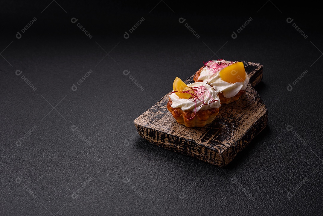 Cupcake agridoce com microgreens de cream cheese e recheio