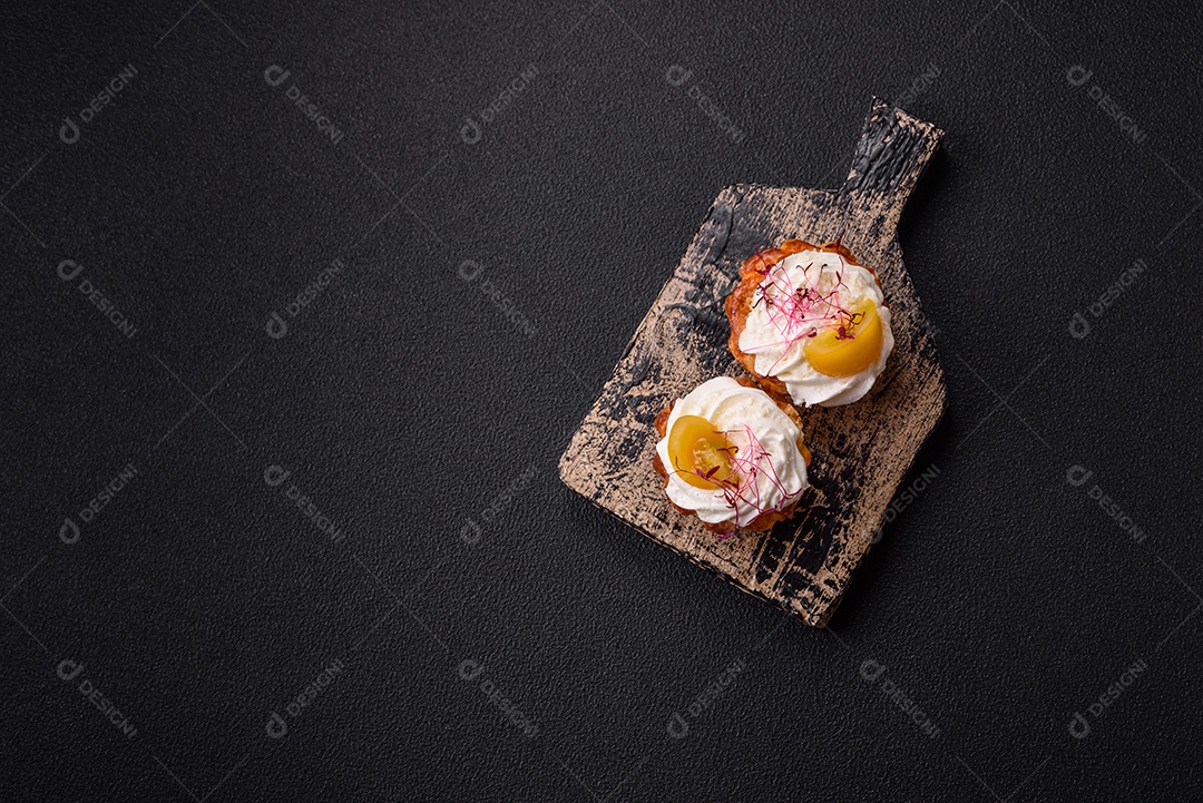 Cupcake agridoce com microgreens de cream cheese e recheio