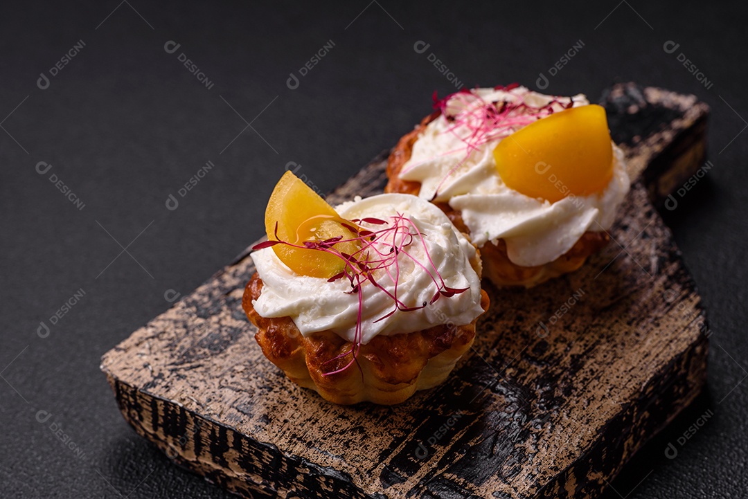 Cupcake agridoce com microgreens de cream cheese e recheio