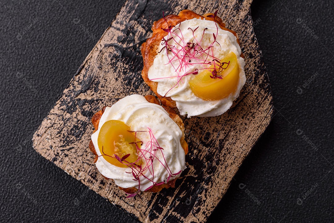 Cupcake agridoce com microgreens de cream cheese e recheio