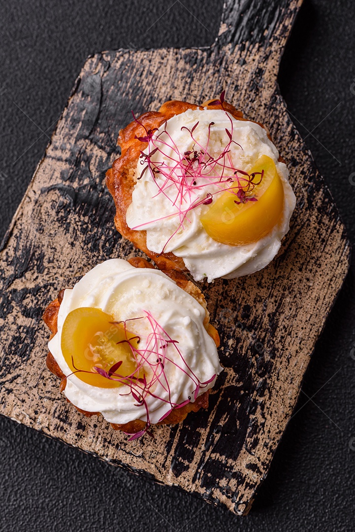 Cupcake agridoce com microgreens de cream cheese e recheio