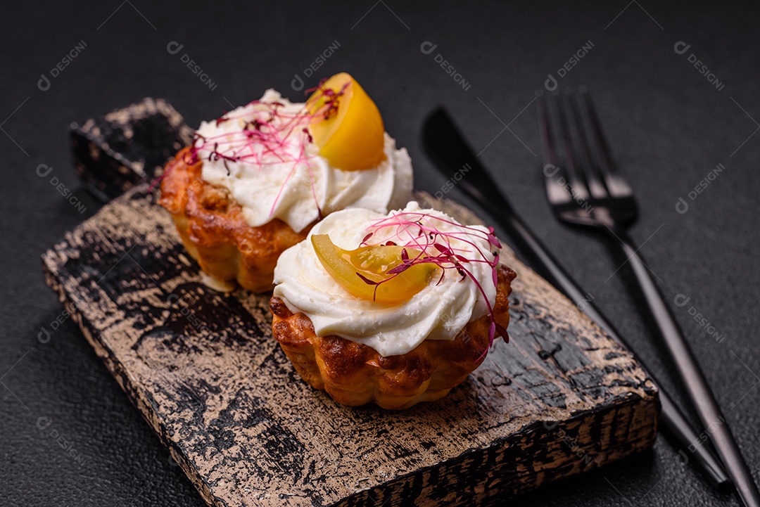 Cupcake agridoce com microgreens de cream cheese e recheio