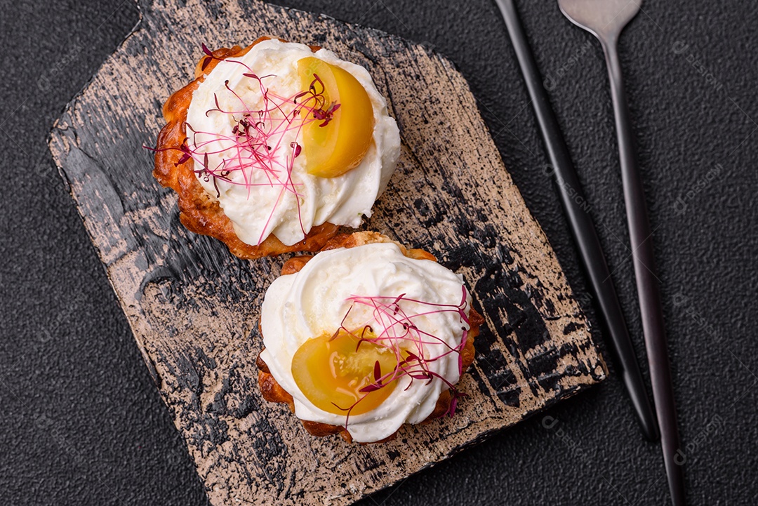 Cupcake agridoce com microgreens de cream cheese e recheio