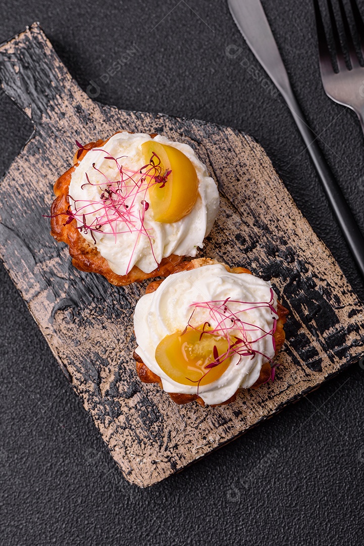 Cupcake agridoce com microgreens de cream cheese e recheio