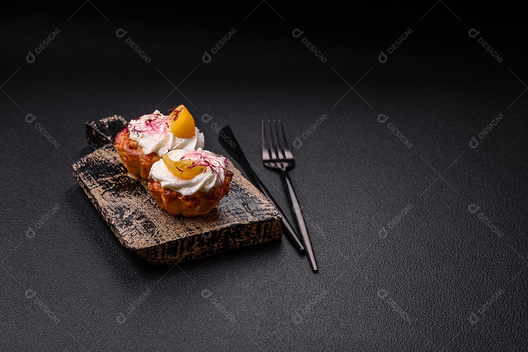 Cupcake agridoce com microgreens de cream cheese e recheio