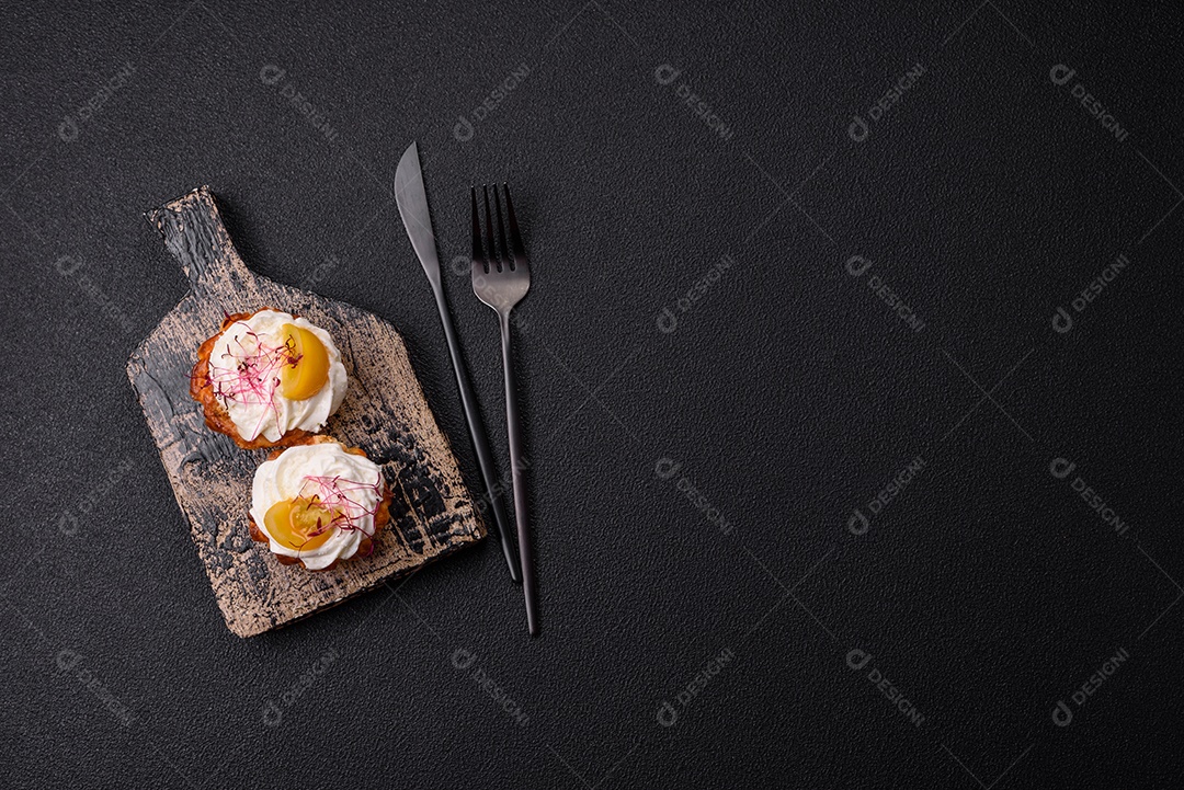 Cupcake agridoce com microgreens de cream cheese e recheio