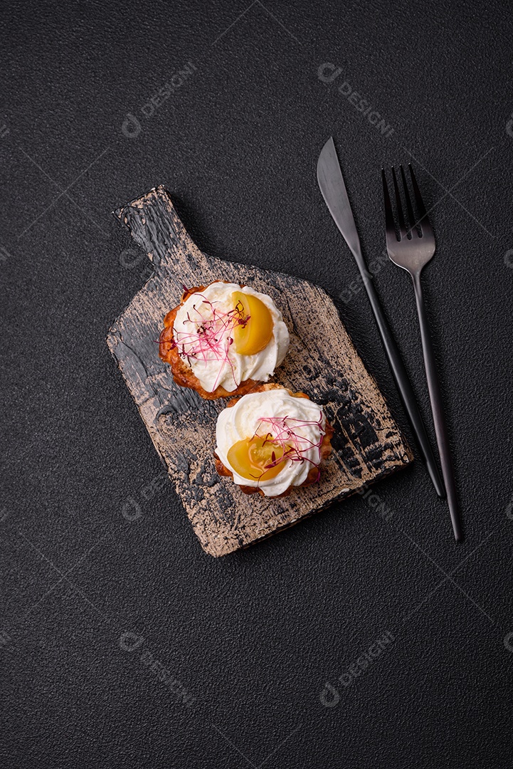 Cupcake agridoce com microgreens de cream cheese e recheio