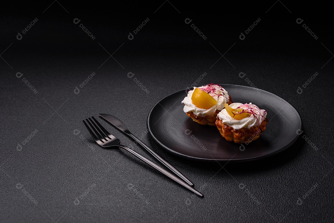 Cupcake agridoce com microgreens de cream cheese e recheio