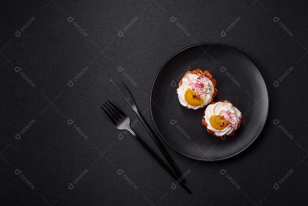 Cupcake agridoce com microgreens de cream cheese e recheio