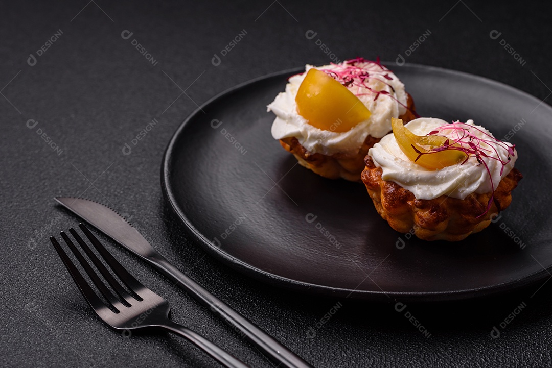 Cupcake agridoce com microgreens de cream cheese e recheio