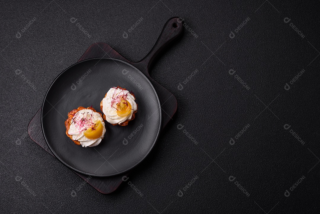 Cupcake agridoce com microgreens de cream cheese e recheio