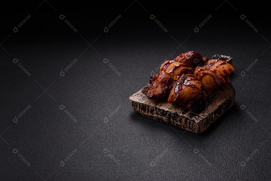 Deliciosa saborosa carne de frango em um prato