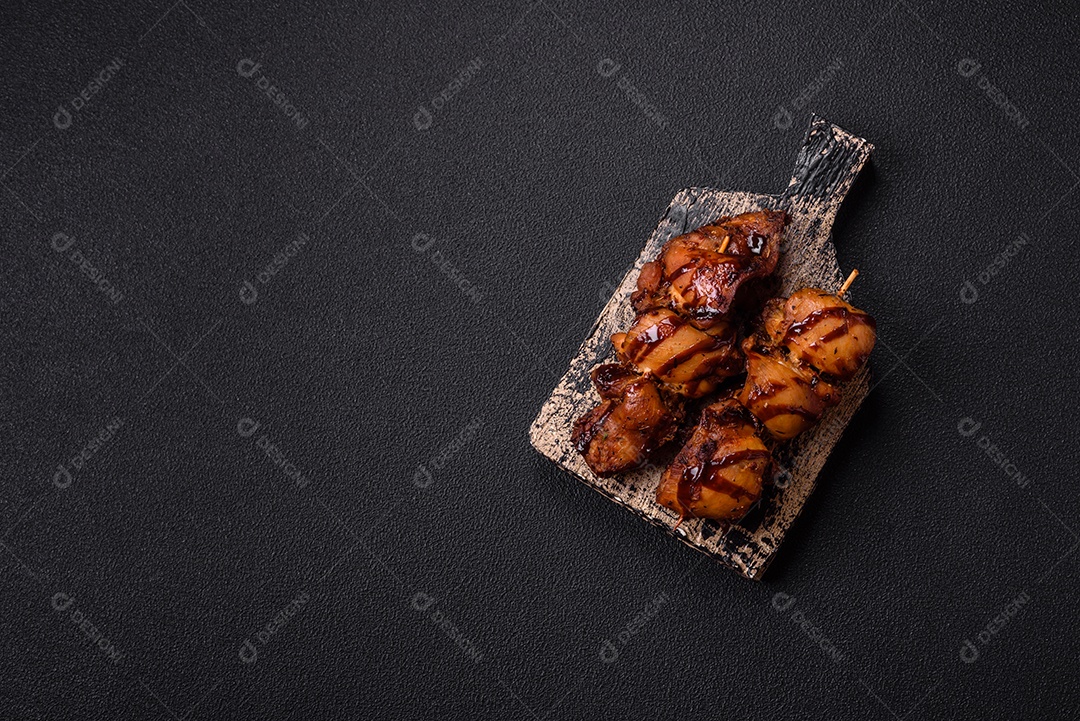 Deliciosa saborosa carne de frango em um prato