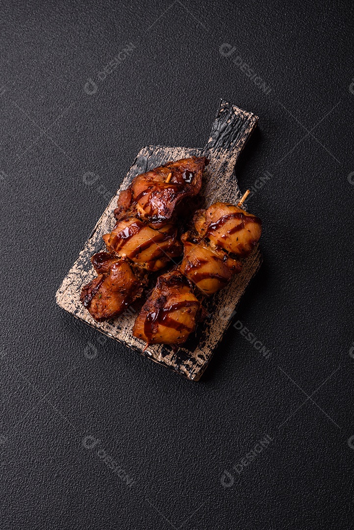 Deliciosa saborosa carne de frango em um prato