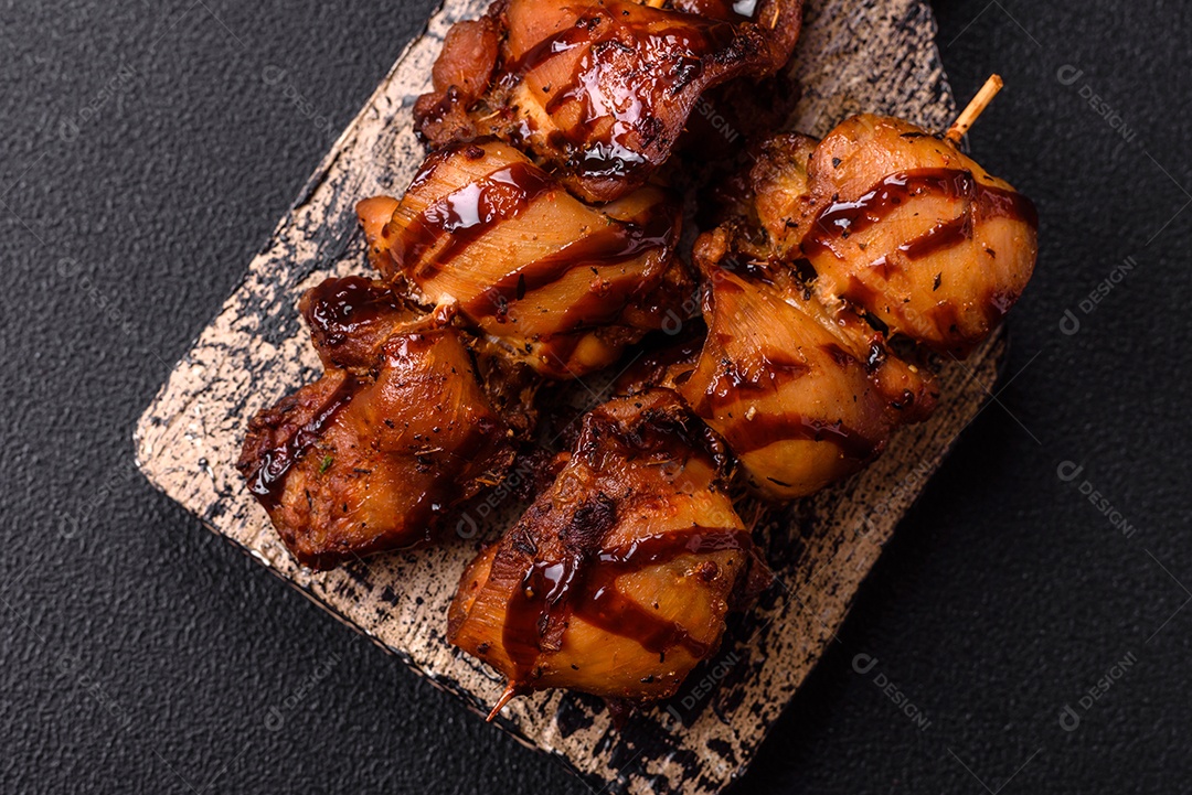 Deliciosa saborosa carne de frango em um prato