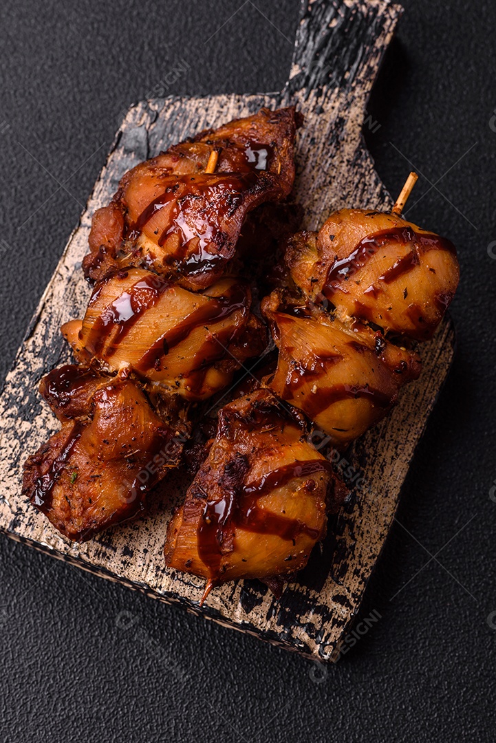 Deliciosa saborosa carne de frango em um prato