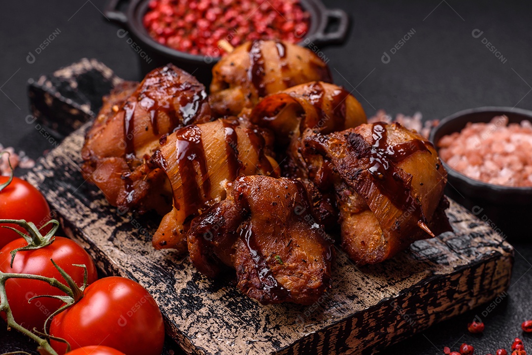 Deliciosa saborosa carne de frango em um prato