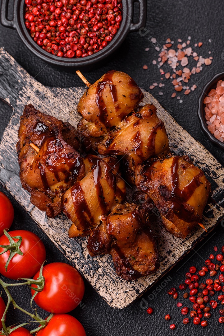 Deliciosa saborosa carne de frango em um prato