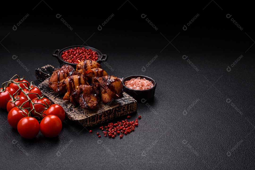 Deliciosa saborosa carne de frango em um prato