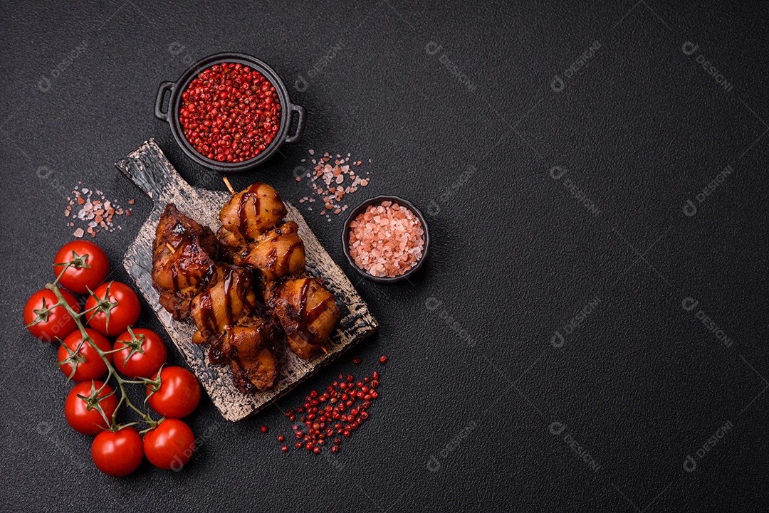 Deliciosa saborosa carne de frango em um prato