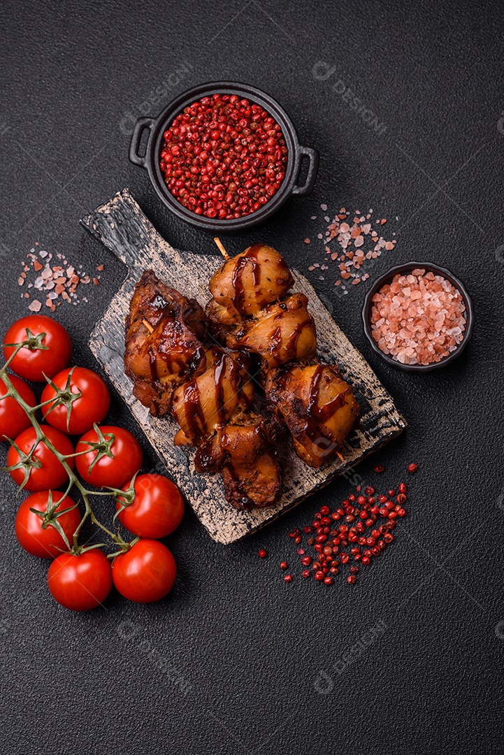 Deliciosa saborosa carne de frango em um prato