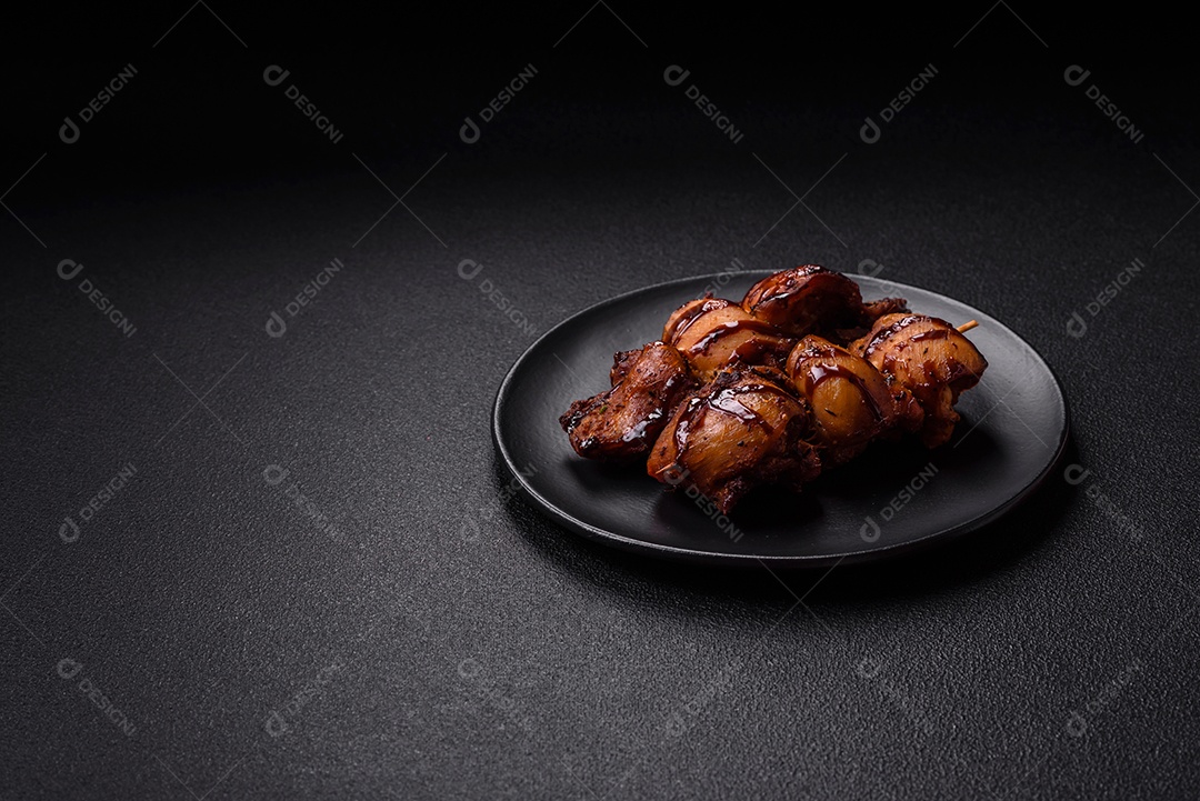 Deliciosa saborosa carne de frango em um prato