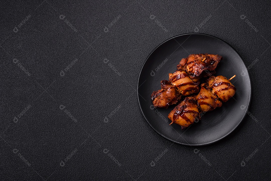 Deliciosa saborosa carne de frango em um prato