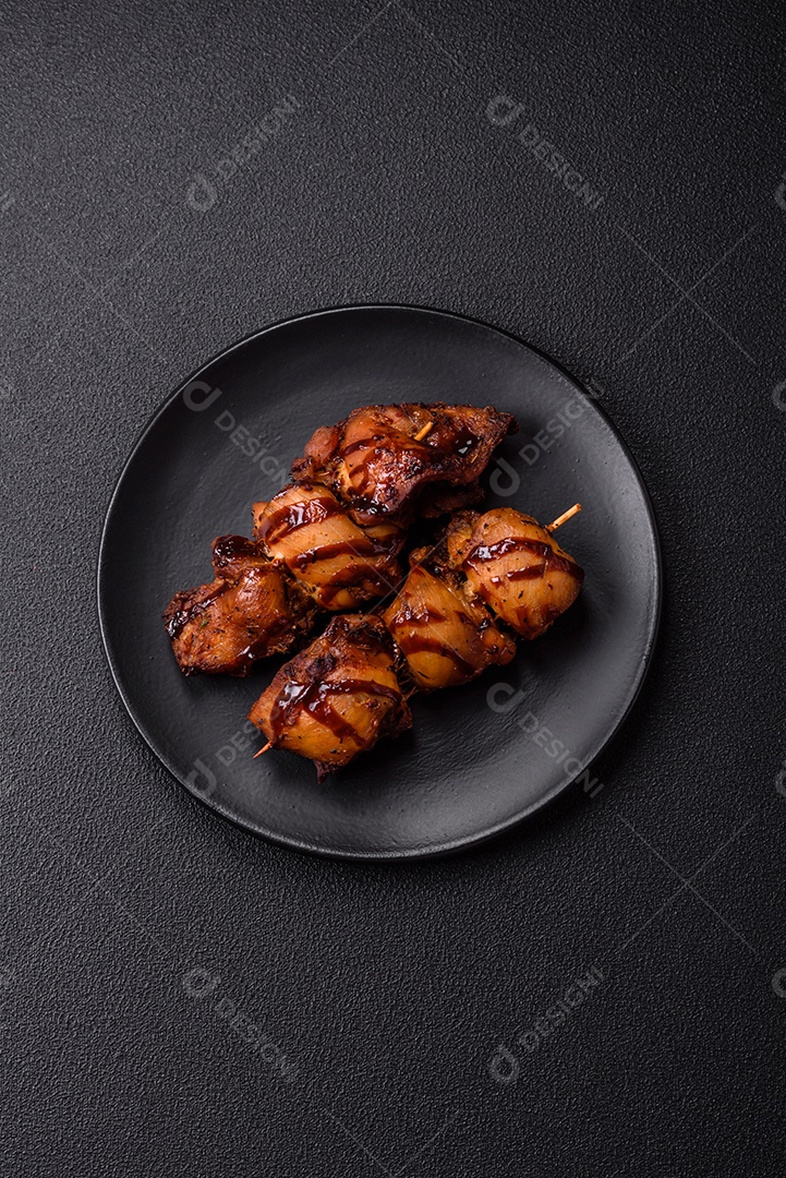 Deliciosa saborosa carne de frango em um prato