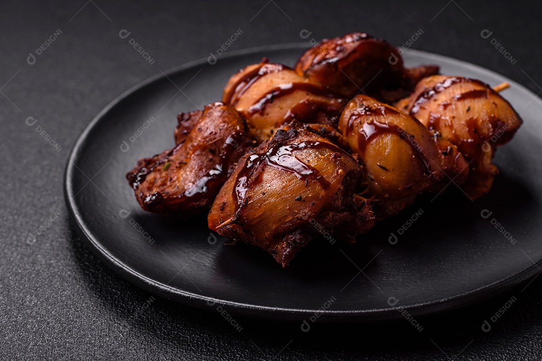 Deliciosa saborosa carne de frango em um prato