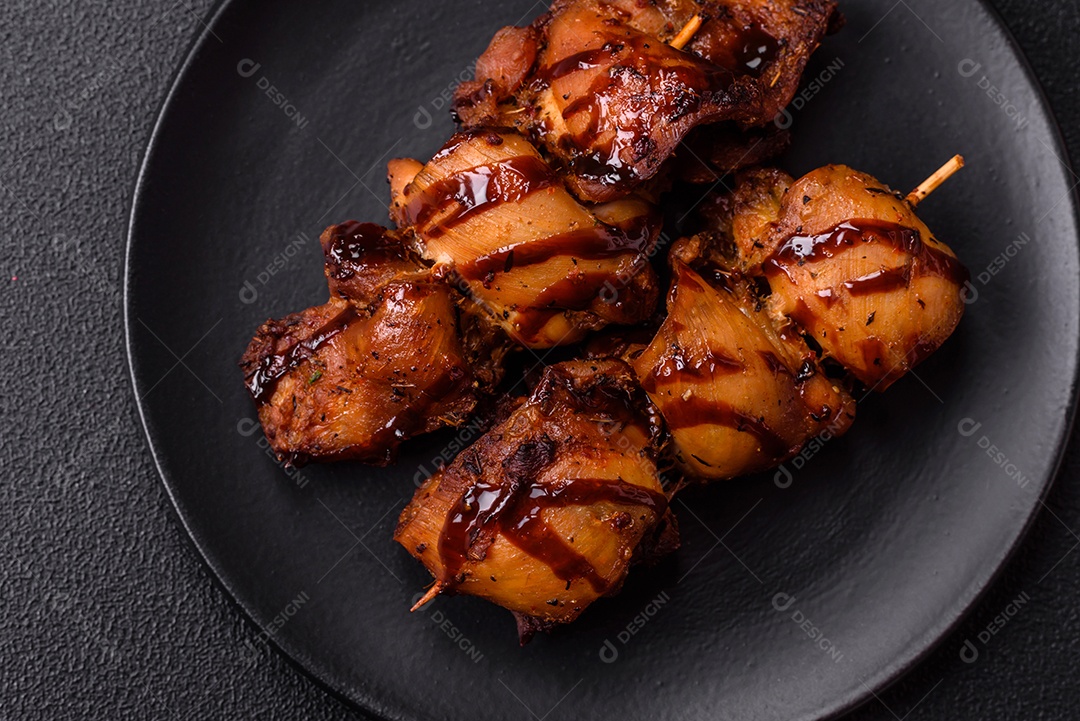 Deliciosa saborosa carne de frango em um prato