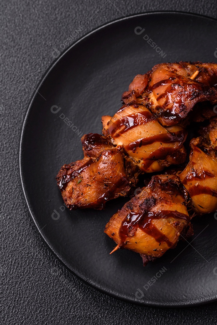 Deliciosa saborosa carne de frango em um prato