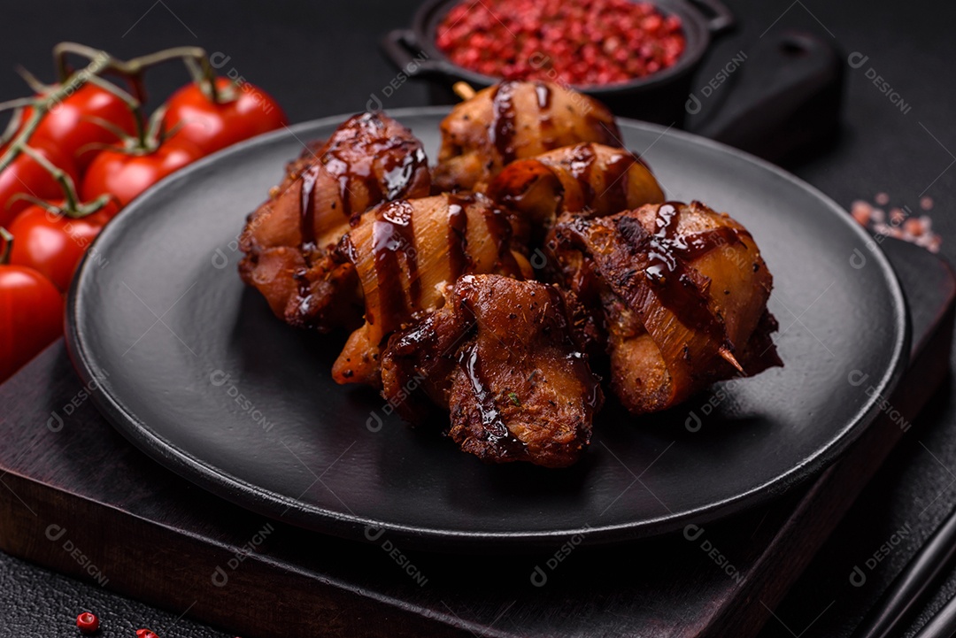 Deliciosa saborosa carne de frango em um prato