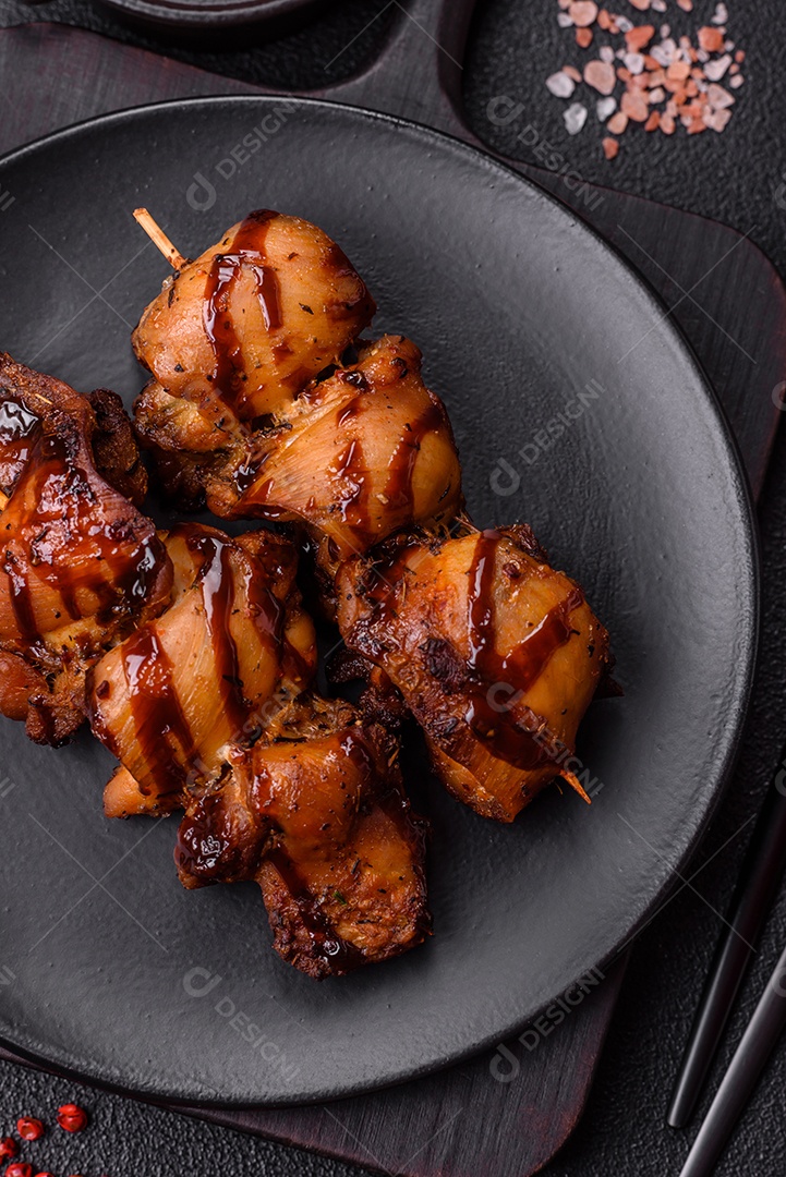 Deliciosa saborosa carne de frango em um prato branco