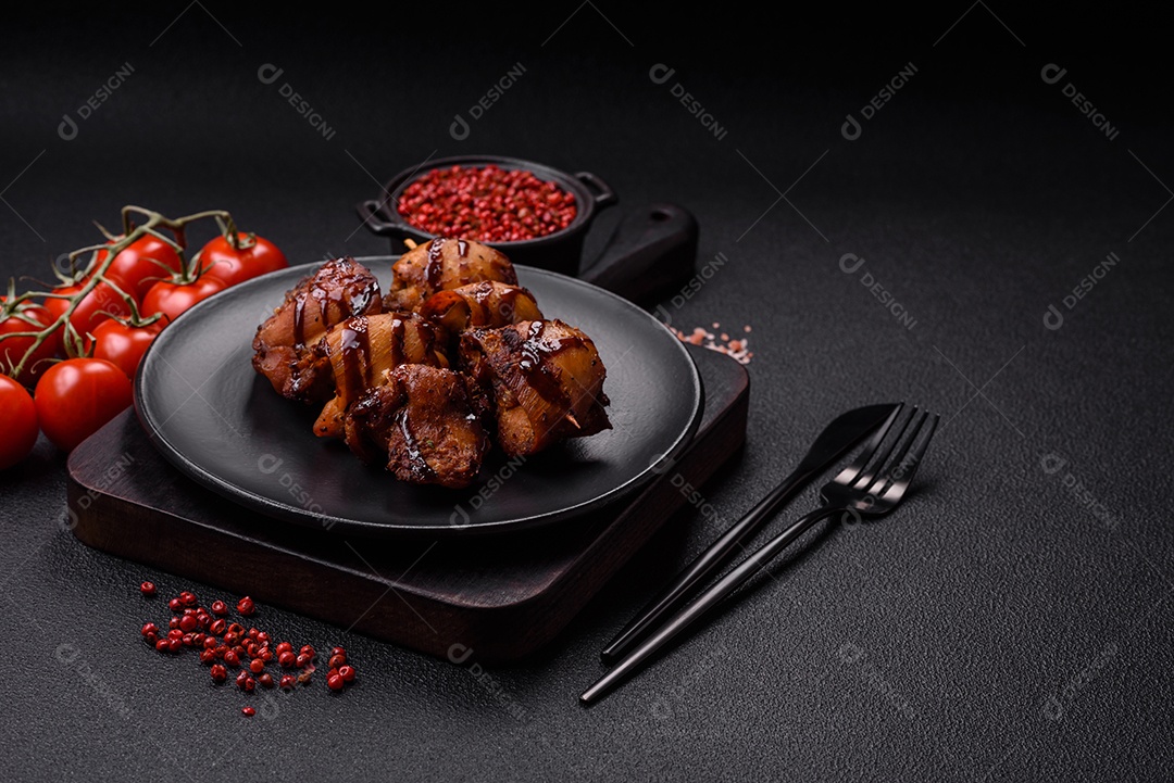 Deliciosa saborosa carne de frango em um prato branco